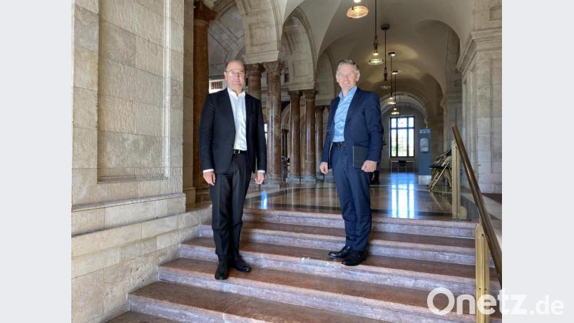 Finanz- und Heimatminister Albert Füracker (links) kümmert sich um die Umsetzung der Behördenverlagerung. Unterstützung bekommt er vom Parlamentarischen Geschäftsführer der CSU-Fraktion im Landtag, Tobias Reiß, der
die Zusammenarbeit der örtlichen Akteure und mit der Staatsregierung vorbereitet hatte. Bild: Matthias Grundler/exb