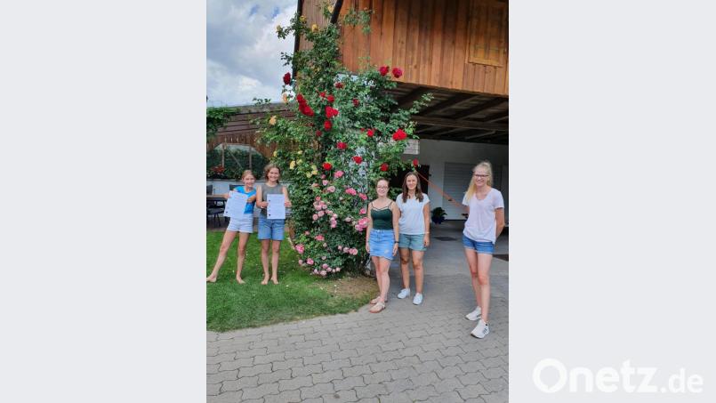 Yasmin und Mia Saupe freuen sich in Vorbach über ihr Tanzheft und den Besuch von Judith Eckert, Tina Neuber und Sarah Altmann (von links). Bild: sne