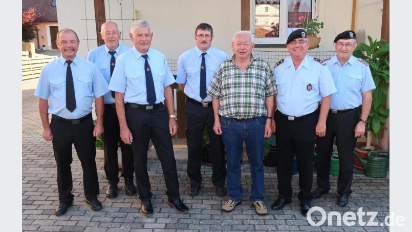 Mitglieder der Feuerwehr Freihung und der Soldaten- und Reservistenkameradschaft Freihung gratulieren dem Jubilar zum runden Geburtstag (von links): Karl Luber, Josef Amann, Josef Götz, Richard Pröm, Günther Ernst, Norbert Bücherl und Gerhard Lindthaler. Bild: exb