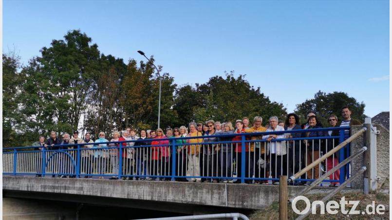 Die Stadtteilspaziergänge (Bild von einer Veranstaltung im vergangenen Jahr) von „Leben plus“ sind der Renner. 2019 nahmen rund 300 Personen an den acht Angeboten teil. Zum Ausflug gehört hinterher immer die Einkehr in einer Gaststätte. Damit fördert das Angebot auch die sozialen Kontakte. Bild: Stadt Tirschenreuth/exb