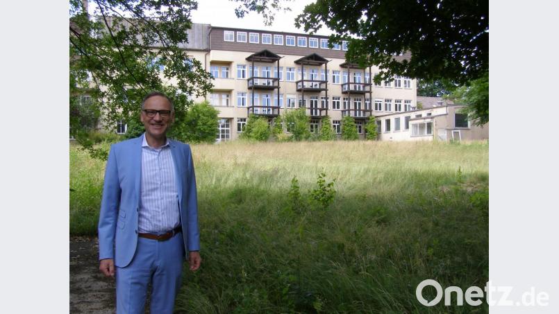 Bürgermeister Bernd Sommer ist glücklich über die Nachricht, dass der Haushaltsausschuss 16,55 Millionen Euro für das neue Landesamt in Waldsassen locker gemacht hat. Im Hintergrund das frühere Seniorenheim St. Maria, an dessen Stelle der Behördenneubau errichtet wird. Bild: pz