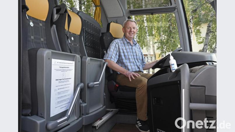 Nachdem auch Gruppen- und Vereinsfahrten in Bussen wieder erlaubt sind, kommen auf Fahrer wie Benno Kreuzer vom Ferien-Freund Bruckner besondere Aufgaben zu. Sitzpläne erstellen, Getränke mit Handschuhen ausgeben und regelmäßig rasten, um durchzulüften. Trotzdem sind die Fahrer froh, dass Busreisen endlich wieder möglich sind. Bild: Petra Hartl
