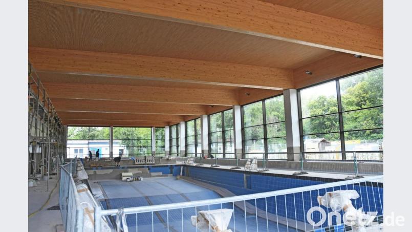 Die Fliesen in der Schwimmhalle der Realschule sind verlegt. Imposant ist auch die neue Holzdecke. Bild: Gabi Schönberger