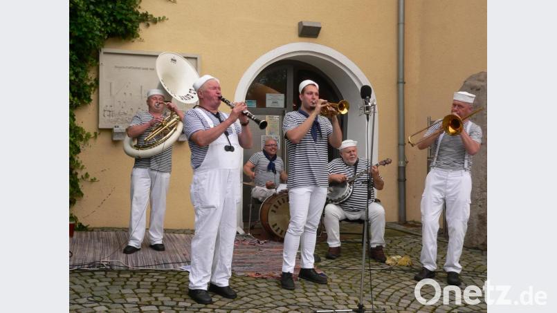 Mit Dixieland-Musik und New-Orleans-Jazz begeistern die sechs Profimusiker der Brass Band &quot;Rakovnik&quot; die Besucher auf dem historischen Marktplatz in Luhe. Bild: mh
