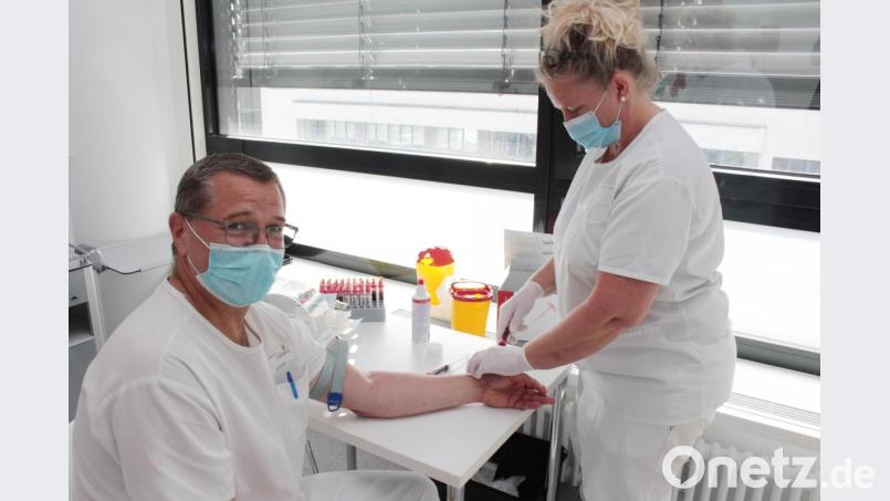 Freiwillige vor: Stefan Hofmeister lässt sich im Klinikum Weiden von Kollegin Petra Meissner Blut abnehmen. Bild: Kliniken Nordoberpfalz/exb