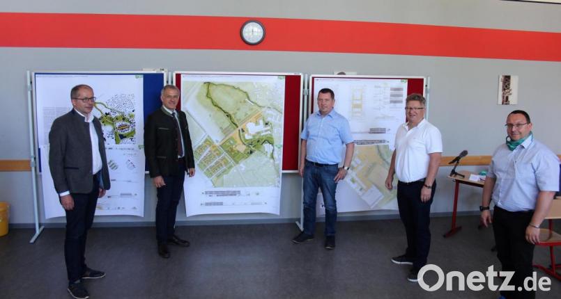 Überraschten am Mittwochvormittag mit den neuen Planungen für den Neubau der Kemnather Realschule: (v.l.) Bürgermeister Roman Schäffler, Landrat Roland Grillmeier, Kreisbaumeister Klaus Weig, Schulleiter German Helgert sowie dessen Stellvertreter Holger König. Bild: stg