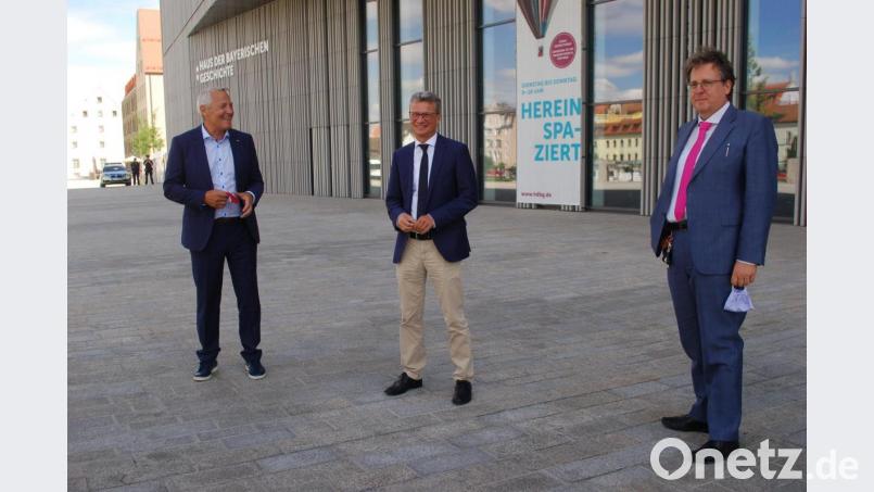 Neuigkeiten im Bayern-Museum stellten (von rechts) Direktor Richard Loibl, Minister Bernd Sibler und Ex-Eishockeyspieler Alois Schloder vor. Bild: gib