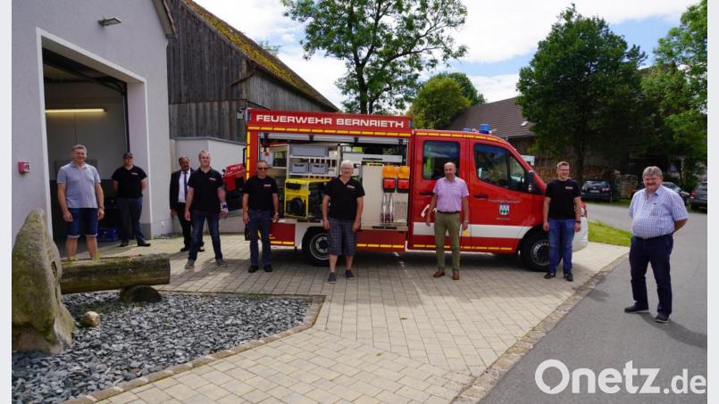 Die Feuerwehr Bernrieth nimmt am Gerätehaus in Oberbernrieth ihr neues Fahrzeug in Empfang. Bild: fvo