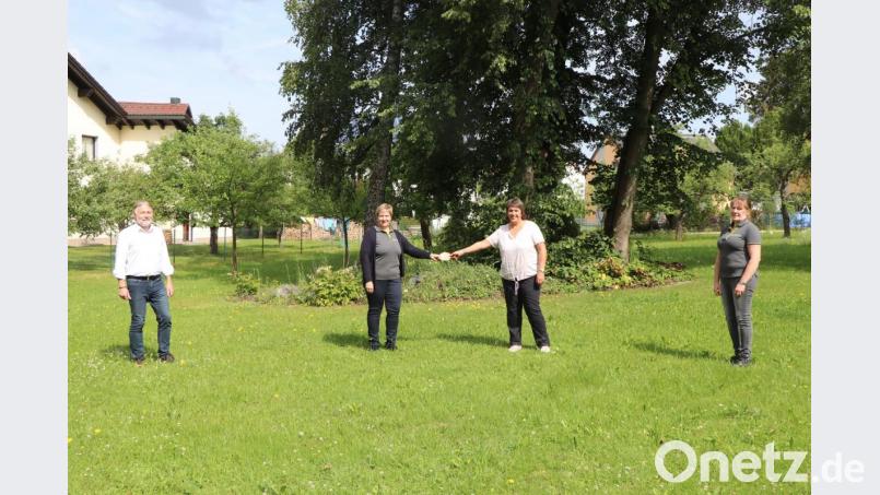 Die Spende von 300 Euro überreichte der BBV mit gebührendem Abstand an den Caritas-Hospizdienst Tirschenreuth. Von links: Ulrich Härtl (Geschäftsführer BBV Tirschenreuth), Irmgard Zintl (Kreisbäuerin), Angelika Wegmann (Caritas-Hospizdienst) und Sabine Kastner (BBV). Bild: vlu