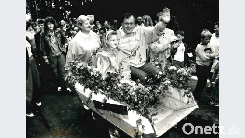 Am 1. Juli 1990 löst die Mähringer Wirtin Maria Wiesner ihre Wettschuld ein und fährt den Bundestagsabgeordneten Ludwig Stiegler im Schubkarren über die Grenze. Der SPD-Politiker hatte Jahre vorher als Jungspund beim Ortsverein seine Vision von offenen Grenzen dargelegt, was in Mähring eher auf Skepsis stieß. Bild: NT/AZ-Archiv