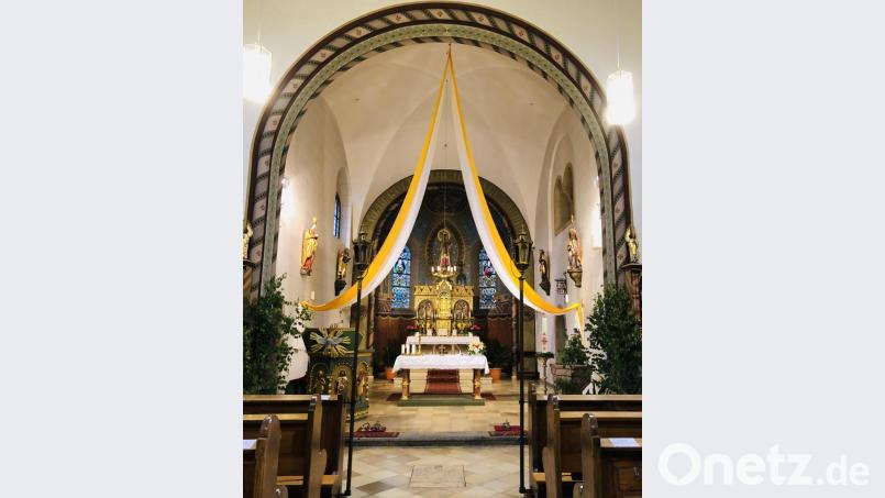 Legenden und Bilder aus dem Leben des heiligen Nikolaus finden sich an verschiedenen Stellen in der Kirche.
„Hier ist nichts anderes als Gottes Haus und die Pforte des Himmels“ – so steht es seit 100 Jahren über dem Portal der Unterauerbacher Nikolauskirche. Bild: ga