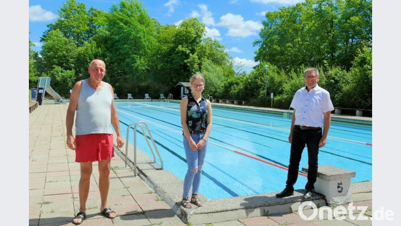Kurz vor der Eröffnung stattete Bürgermeister Oskar Schuster (rechts) dem Freibad einen Besuch ab. Bademeister Walter Etterer und Leonie Kaßeckert (von links), die ehrenamtlich im Freibadkiosk die erste Schicht übernommen hatte, wünschte er viel Erfolg. Bild: bsc