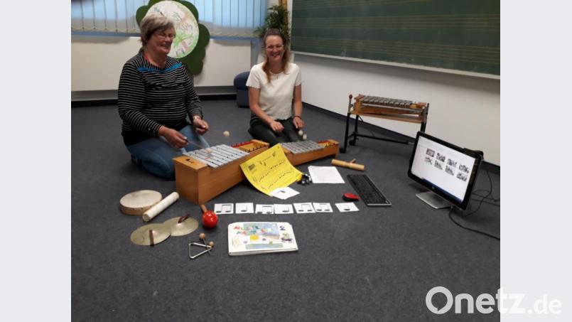 Für die kleinsten Musikschüler ist derzeit nur Online-Unterweisung möglich. Zuhause machen sie mit ihren Eltern fleißig vor dem Laptop mit. Bild: kwl