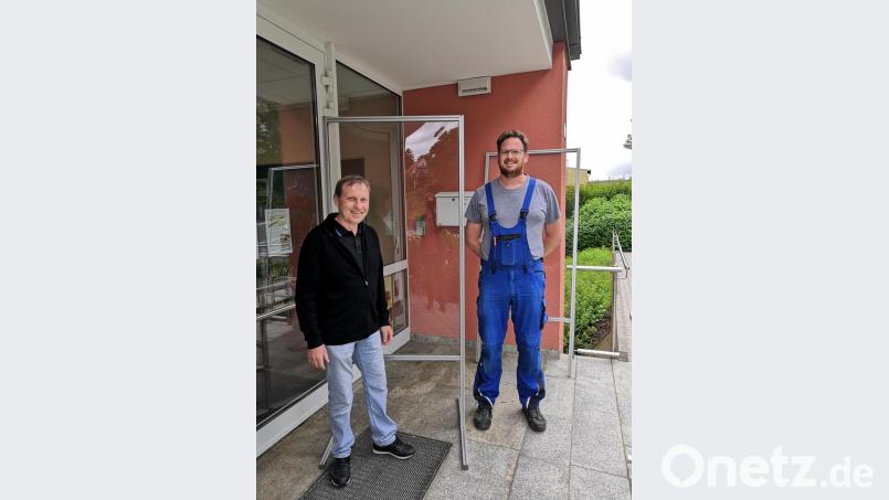 Joachim Steppert, der Leiter der Musikschule Vierstädtedreieck, freut sich über die zweite Lieferung an Spuckschutzwänden für den Unterricht, die Stefan Brüderer vorbeibringt. Bild: jst