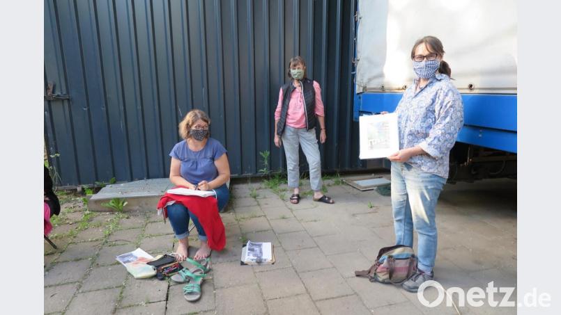 Petra Schuster (rechts) freute sich über das Bild von Kursleiterin Susanne Vonhoff (Zweite von rechts). Bild: jzk