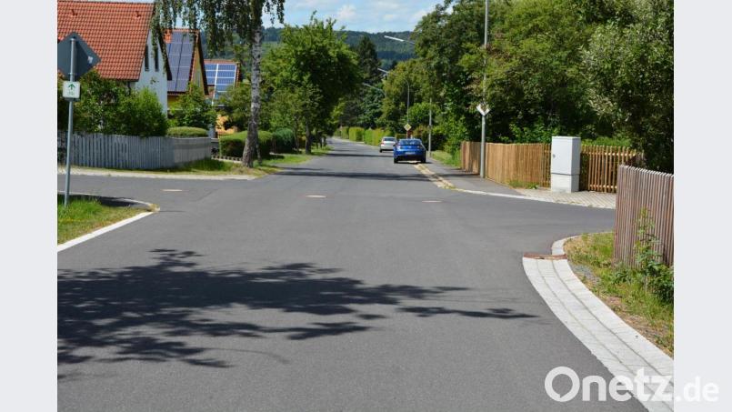 Tempo 30 und „Rechts vor links“ haben Anwohner für die Mitterteicher Straße in Pechbrunn (Bild) beantragt. Einstimmig beschloss der Gemeinderat, zunächst Erfahrungsberichte aus anderen Kommunen einzuholen. Bild: jr