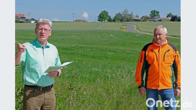 Der Leiter des AELF, Wolfgang Wenisch (links), erklärt dem Leiter der Bayerischen Staatsforsten Waldsassen, Norbert Zintl, wo künftig der landwirtschaftliche Teil des Sterzer Rundwegs verlaufen wird. Der forstliche Teil ist bereits seit einem Jahr fertiggestellt und wird sehr gut angenommen. Bild: tr