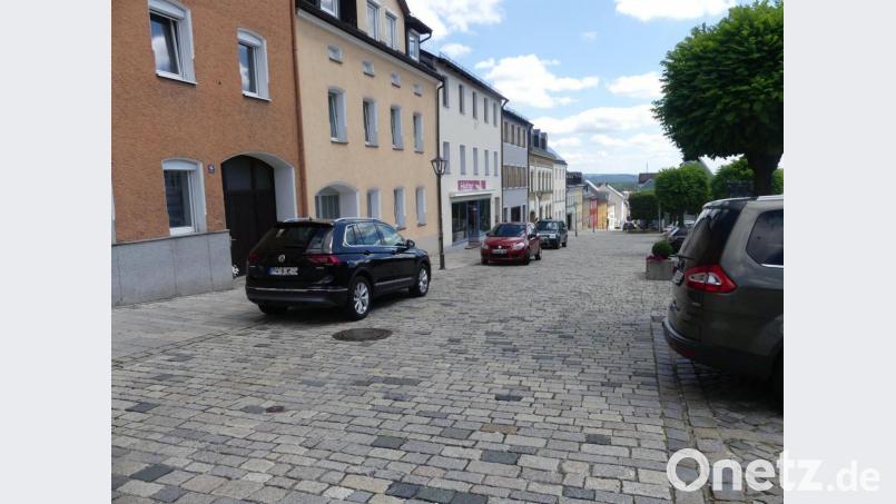 Eine alltägliche Situation am Karlsplatz: Autos parken auf dem Gehsteig , auch entgegen der Fahrtrichtung. Bild: rn