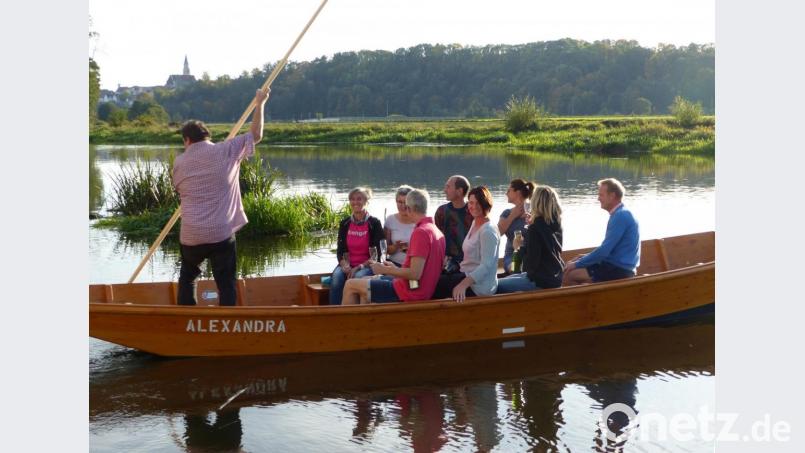 Am Tag der Bootstaufe gab Heiner Kummert, einer der Zillenfahrer, Gästen einen Vorgeschmack darauf, wie schön ein Ausflug auf der Naab sein kann. Archivbild: Völkl