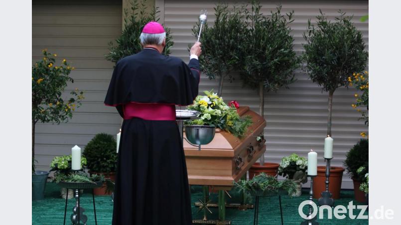 Ein Priester hält einen Gottesdienst vor dem Sarg des verstorbenen Georg Ratzinger. Das Requiem findet am kommenden Mittwoch im Regensburger Dom statt. Bild: Daniel Karmann/dpa