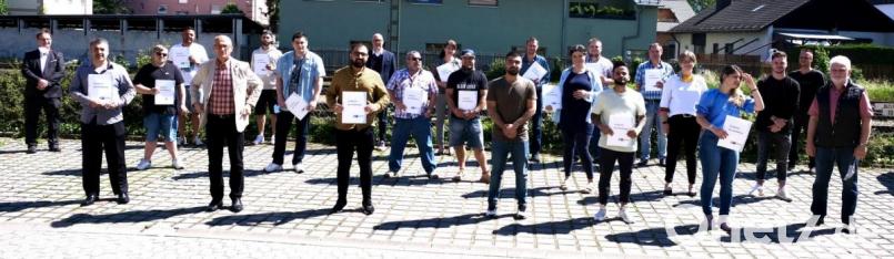 Einen wichtigen Schritt zu beruflichen Stabilisierung haben 19 Männer und Frauen mit der erfolgreichen Qualifizierung zur Fachkraft für Lagerlogistik bzw. Fachlagerist getan. Der Anteil der Personen mit Migrationshintergrund lag bei der letztgenannten Maßnahme lag bei knapp 80 Prozent. Bild: usc