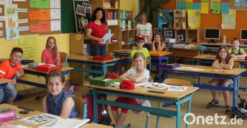 Nicht nur Rektorin Inge Dick und Simone Collignon (von links), auch die Buben und Mädchen der Wiesauer Grundschule freuten sich auf den Wiedereinstieg des Lesezirkels. Bild: wro