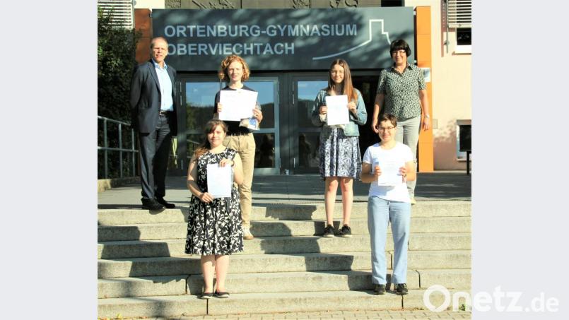 Schulleiter Ludwig Pfeiffer (links) und Latein-Fachbetreuerin Monika Krauß (rechts) überreichten den erfolgreichen Teilnehmern des Bundeswettbewerbs Fremdsprachen die Urkunden. In der Mitte von links Alexandra Pogoda, Emil Thomsen, Christina Feil und Andrea Schneeberger. Bild: lg
