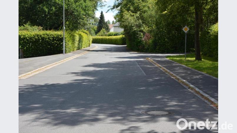 Tempo 30 und „Rechts vor links“ haben Anwohner für die Mitterteicher Straße in Pechbrunn (Bild) beantragt. Einstimmig beschloss der Gemeinderat, zunächst Erfahrungsberichte aus anderen Kommunen einzuholen. Bild: jr