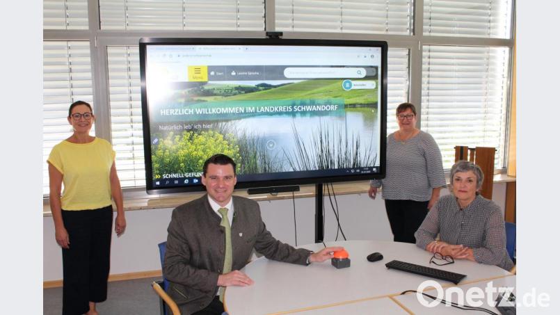 Mit einem Druck auf den roten Knopf hat Landrat Thomas Ebeling im Beisein der am Projekt beteiligten Mitarbeiterinnen Andrea Haas, Christa Würstl und Franziska Dirmeier (von links) die neue Homepage freigeschaltet. Bild: Hans Prechtl/exb