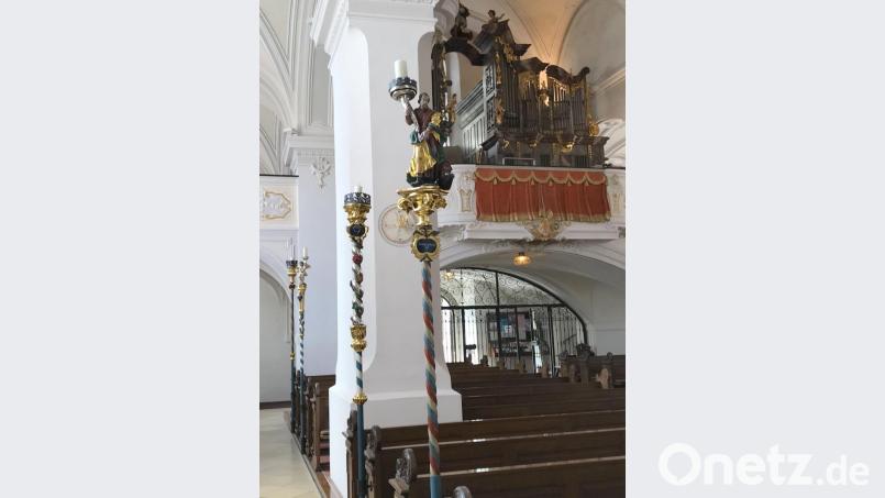 Die Stadtpfarrkirche Tirschenreuth weist bemerkenswerte Zunftstangen auf, wie die der Jäger mit dem Heiligen Hubertus oder die der Tuchmacher. Bild: cr