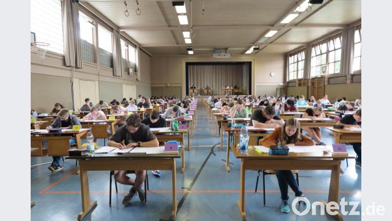 Für 137 Zehntklässler der Kemnather Realschule begannen in der Turnhalle die Abschlussprüfungen 2020. Bild: jzk