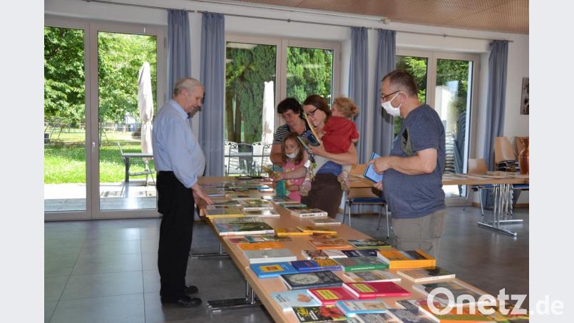 Pfarrer Josef Most macht wegen Umzug seine „Geschenktruhe“ auf. Bild: gi