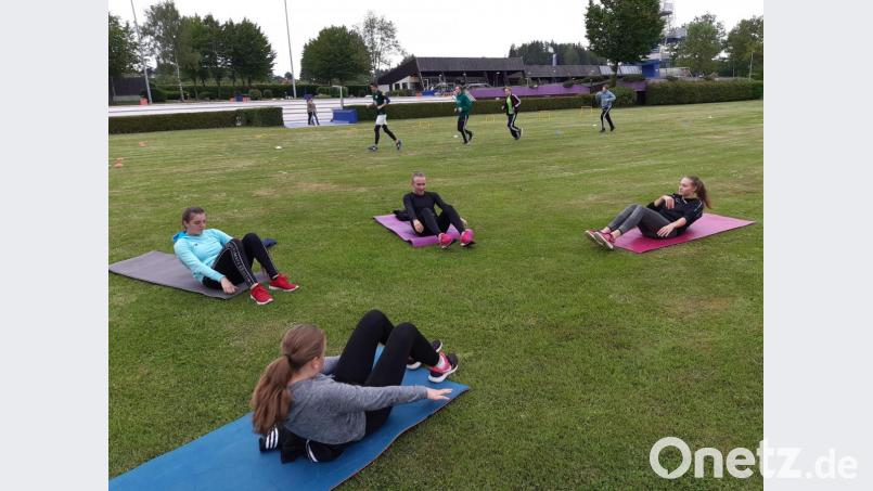 Training in Vierergruppen an Land: Seit 13 Wochen warten die TSC-Schwimmer auf den Re-Start im Wasser. Am kommenden Montag ist es so weit. Bild: rbg