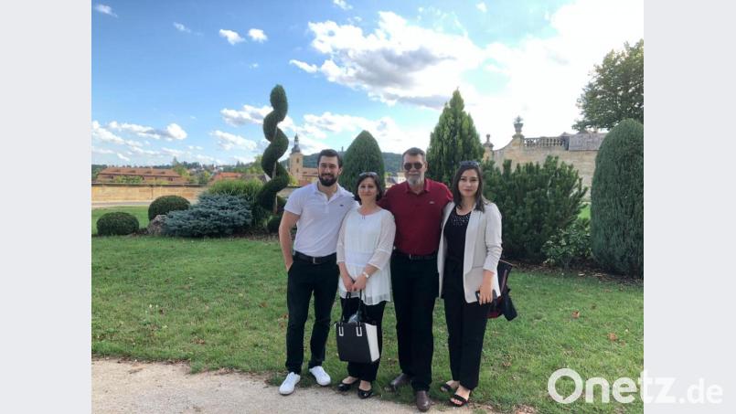 Familie Aghadadashov lebt seit 2001 in Weiden. Am 6. März machte sie sich auf, um neue Pässe zu beantragen. Doch von dieser Reise sollte sie so schnell nicht zurückkehren. Samira (rechts), ihr Bruder Murad (links) und die Eltern sitzen bis heute in Aserbaidschan fest. Das Familienfoto entstand 2019 bei einem Ausflug nach Bamberg. Bild: exb