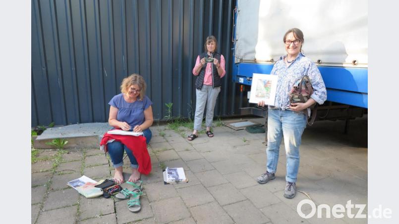 Petra Schuster (rechts) freute sich über das Bild von Kursleiterin Susanne Vonhoff (Zweite von rechts). Bild: jzk