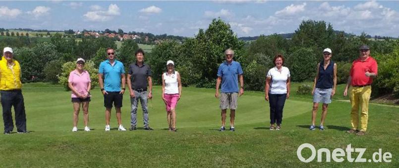 Golfclub-Präsident Wolfgang Ries zusammen mit den erfolgreichsten Teilnehmern des Jubiläumsturniers, Franziska Grauvogel, Chris Burger, Bernhard Burger, Monika Burger, Gerd-Jürgen Schlecht, Brigitte Schönberger, Loretta Marques und Armin Goller (von links). Bild: Golfclub Stiftland/exb