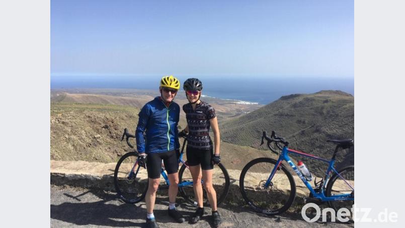 Harald Demuth (links) mit seiner Tochter Marie, mit der er per Fahrrad die Alpen überquert hat. Bild: exb
