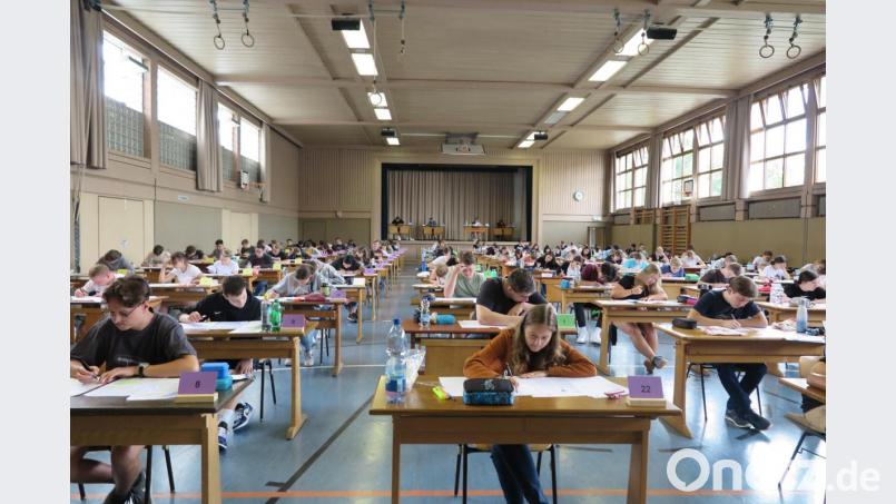 Für 137 Zehntklässler der Kemnather Realschule begannen in der Turnhalle die Abschlussprüfungen 2020. Bild: jzk