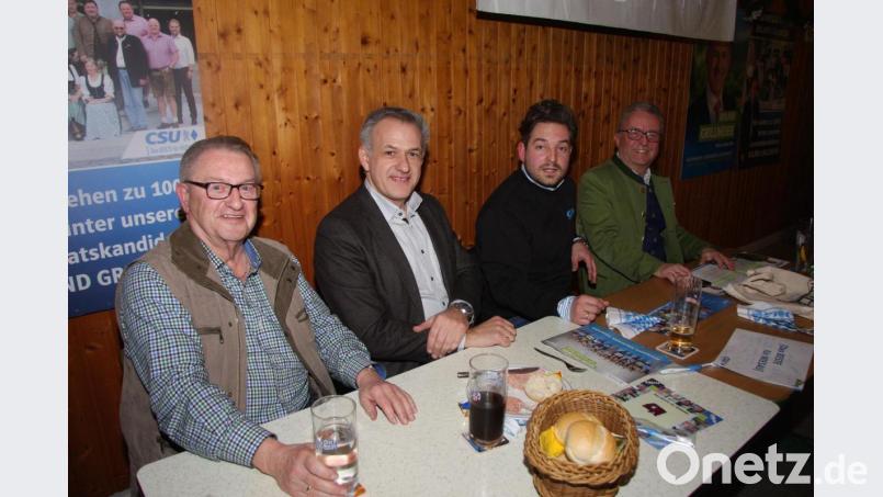 Der freiwillige Ehrensold für den ehemaligen Zweiten Bürgermeister Fritz Holm (links) sorgte im April für zwei FW-Gegenstimmen zum Gemeindehaushalt. Das Archivbild zeigt Holm zusammen mit Bürgermeister Toni Dutz, CSU-Ortsvorsitzendem Michael Dutz sowie Landrat Roland Grillmeier (von rechts). Archivbild: wro