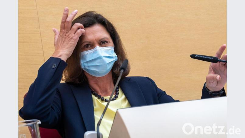 17.06.2020, Bayern, München: Ilse Aigner, Präsidentin des Bayerischen Landtags, sitzt vor Beginn der Plenarsitzung des bayerischen Landtags mit Mundschutzmaske auf ihrem Platz. Thema ist unter anderem die Öffnung der Kitas in Bayern nach der Corona-Pandemie. Foto: Peter Kneffel/dpa +++ dpa-Bildfunk +++ Bild:  Peter Kneffel/dpa