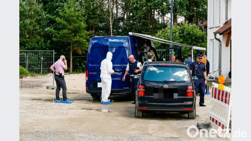 Polizei und Spurensicherung fanden sich am Montag vor dem Haus im Schwandorfer Stadtteil Büchelkühn ein. Bild: Clemens Hösamer