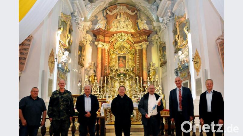 Von Links: Pfarrhelfer Thomas Lang (Ulm), Oberstleutnant Gereon Gräf (Vorsitzender Katholikenrat), Pfarrhelfer Herbert Sturm (Weiden), stellv. Leitender Militärdekan Alexander Prosche (Ulm), Militärpfarrer Johannes Beszynski (Bogen), Leitender Militärdekan Ralf Zielinski (München) und Militärpfarrer Rüdiger Glufke (Cham) entzündeten eine Kerze für Soldaten. Bild: Stephan Huber