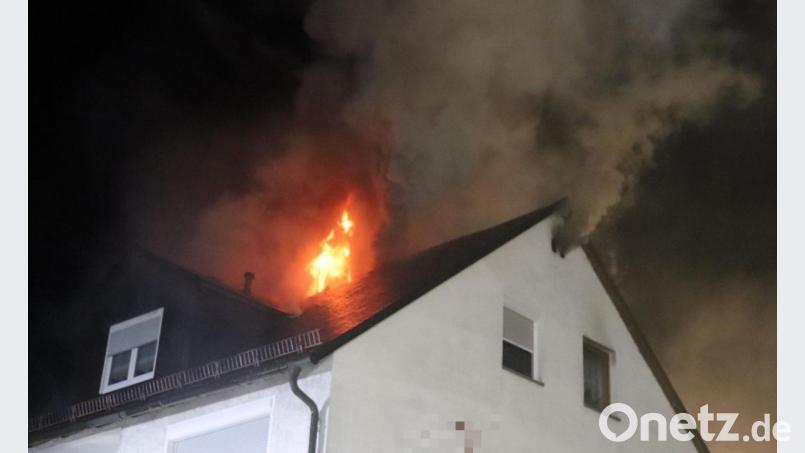 Beim Eintreffen der Feuerwehr lodern bereits die Flamen aus dem Dachstuhl. Bild: jma