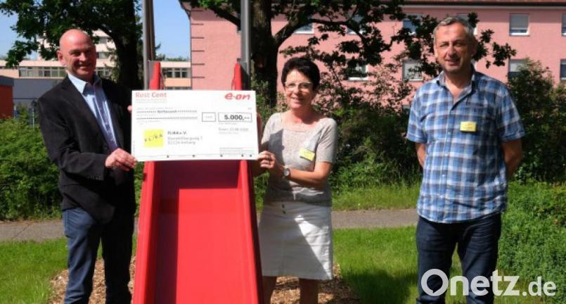 Spendenübergabe am Klinikum Amberg: Die Flika-Vorsitzende Margit Meier (Mitte) und Kassier Oskar Schmidt (rechts) mit Bayernwerksmitarbeiter Lothar Haberzeth (links) Bild: Bayernwerk AG/exb