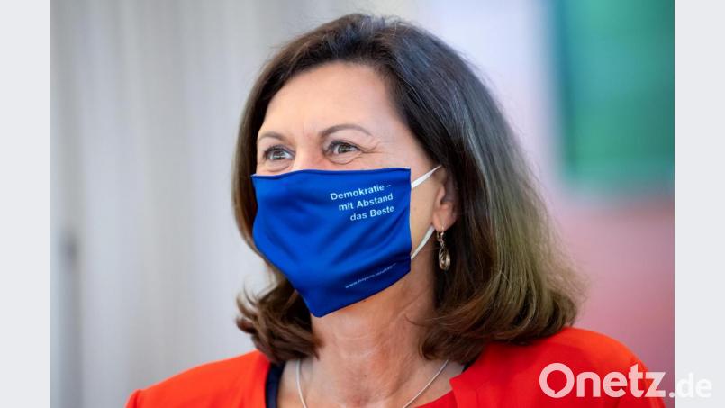 Ilse Aigner (CSU), Präsidentin bayerischer Landtag, trägt im Landtag einen Mundschutz mit der Aufschrift «Demokratie - Mit Abstand das Beste». Bild: Sven Hoppe/dpa