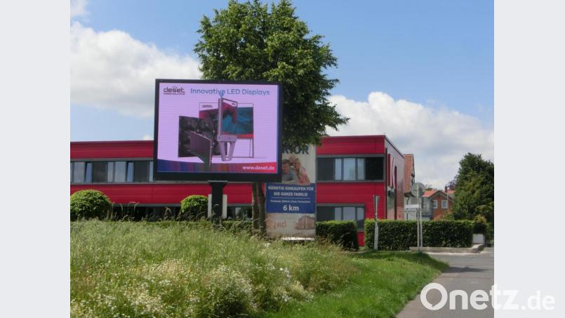 Am Ortseingang aus Richtung Grenzübergang ist eine große Lichtreklame-Tafel installiert worden. Bild: kgg