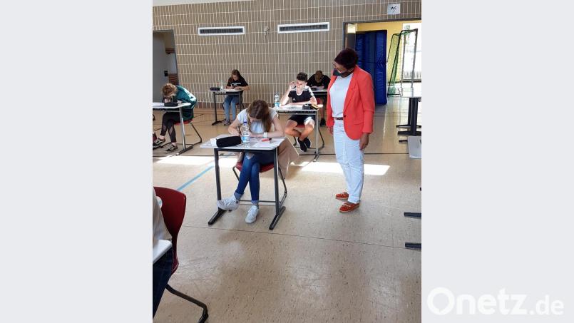 In der Eglsee-Turnhalle brüten die Realschüler seit Montag über ihren Abschlussprüfungen. Damit geht für sie in vielerlei Hinsicht ein besonderes Schuljahr zu Ende. Bild: dob
