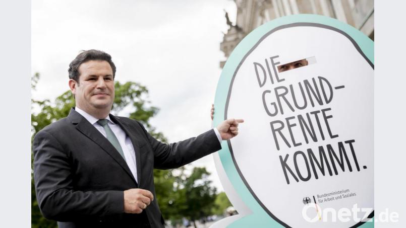Hubertus Heil (SPD), Bundesarbeitsminister, steht vor dem Bundestag. Anlässlich der Verabschiedung der Grundrente im Parlament stellten er sich neben einen Werbeaufsteller. Der trägt die Aufschrift: &quot;Die Grundrente kommt. Deine Rente&quot;. Bild: Christoph Soeder/dpa