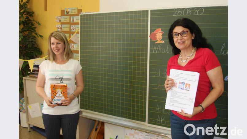 Die Bücher, die man an diesem Vormittag durcharbeiten wollte, wurden von Simone Collignon und Rektorin Inge Dick (von links) gemeinsam vorgestellt. Bild: wro