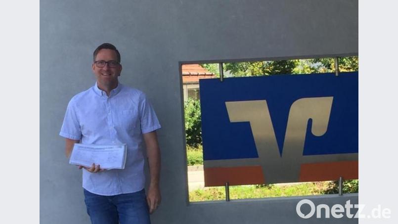 Dritter Bürgermeister Bernd Reil präsentiert die Unterschriften, die er den Vertretern der Raiffeisenbank übergibt. Bild: gz